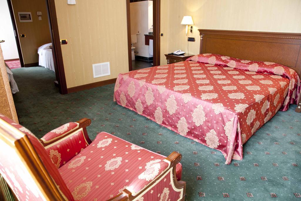 Hotel Jolly Castrovillari Oda fotoğraf
