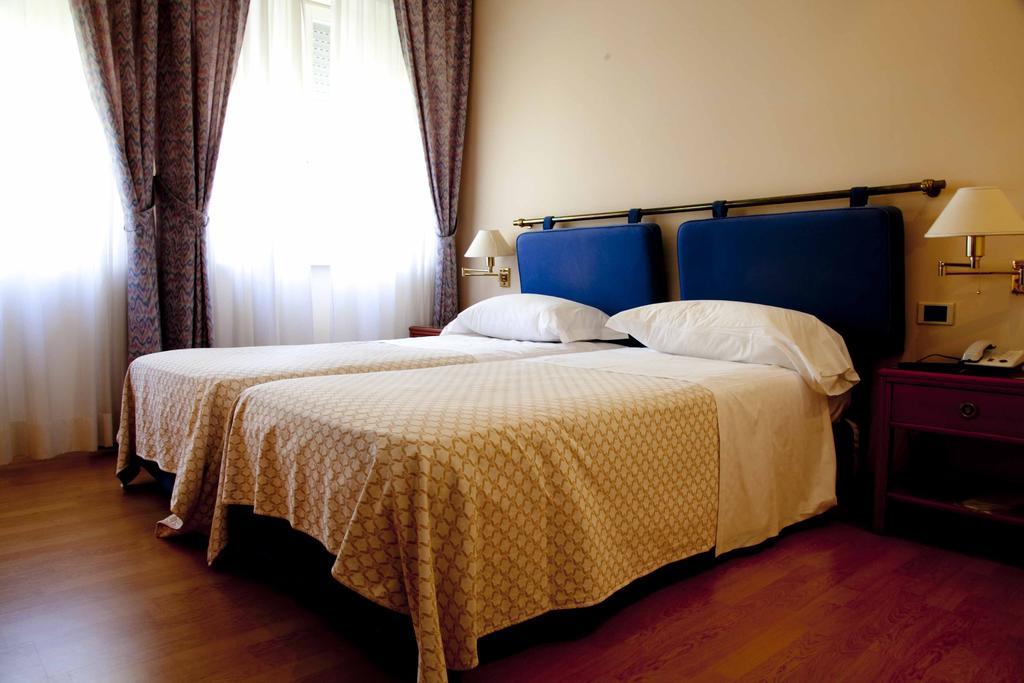 Hotel Jolly Castrovillari Oda fotoğraf