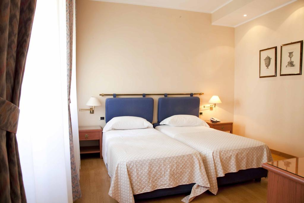 Hotel Jolly Castrovillari Oda fotoğraf